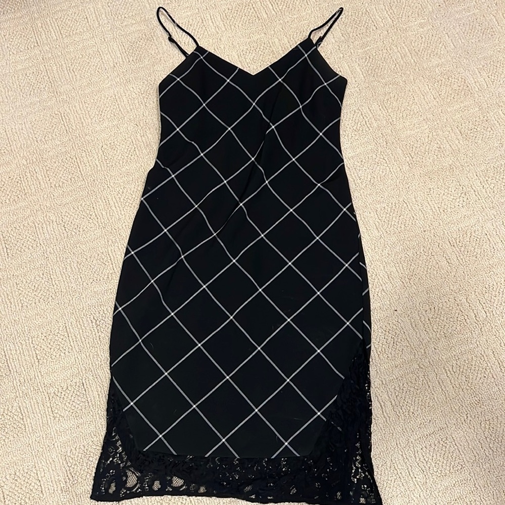 Dress with lace bottom trim